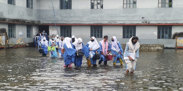 আষাঢ়ের প্রথম বৃষ্টিতেই ভোগান্তি